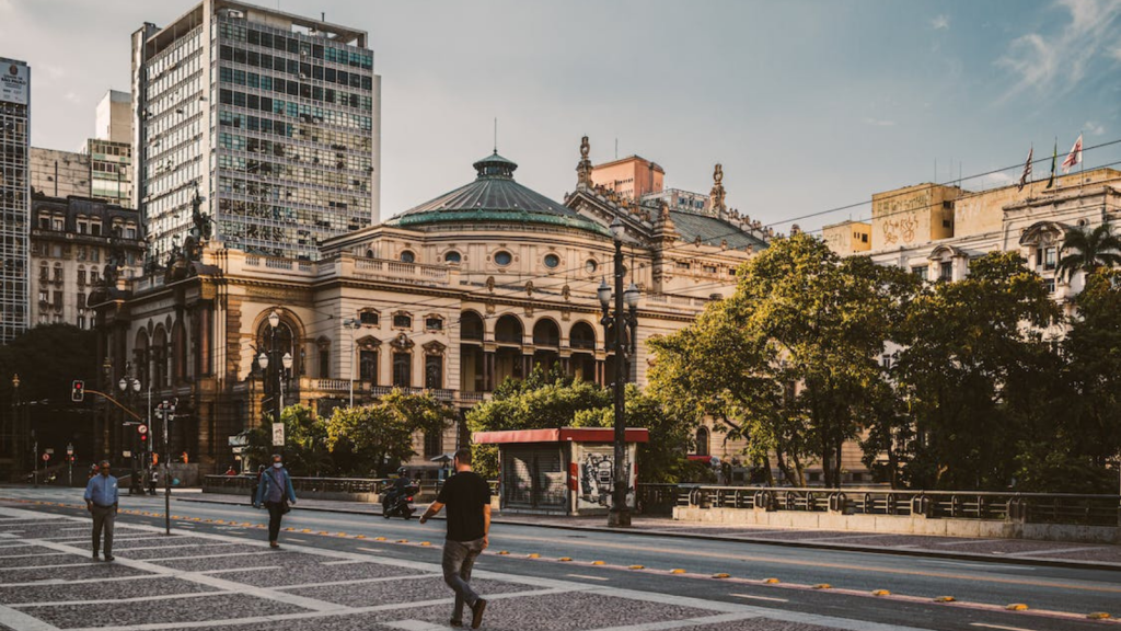 Fotografia colorida da lateral do Theatro Municipal de São Paulo