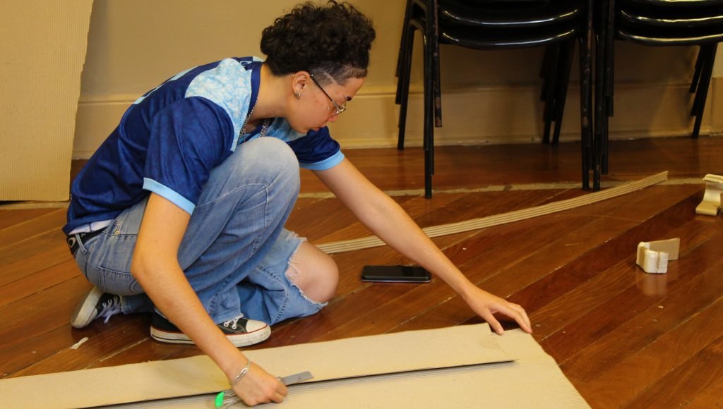 Estudantes de Iluminação preparam exercício na sede Brás da SP Escola de Teatro. Junho de 2023.