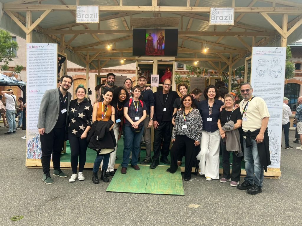 Comitiva brasileira e da SP Escola de Teatro na Quadrienal de Praga 2023: estande do Brasil e curadoria da Mostra dos Estudantes.