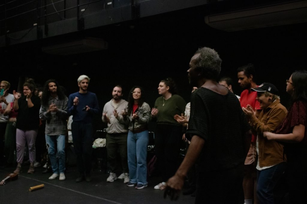 Foto Colorida da Palestra com Evandro Nunes para a turma de Sonoplastia, de Atuação e de Direção na Unidade Roosevelt