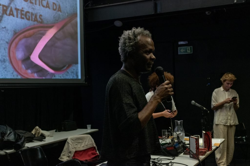 Foto Colorida da Palestra com Evandro Nunes para a turma de Sonoplastia e de Atuação na Unidade Roosevelt