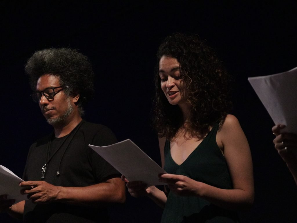 Fotografia Colorida Leitura do texto "A sujeira dos cantos" de Ana Bastos no primeiro dia do "Cena Única", mostra de dramaturgias autorais, na Roosevelt