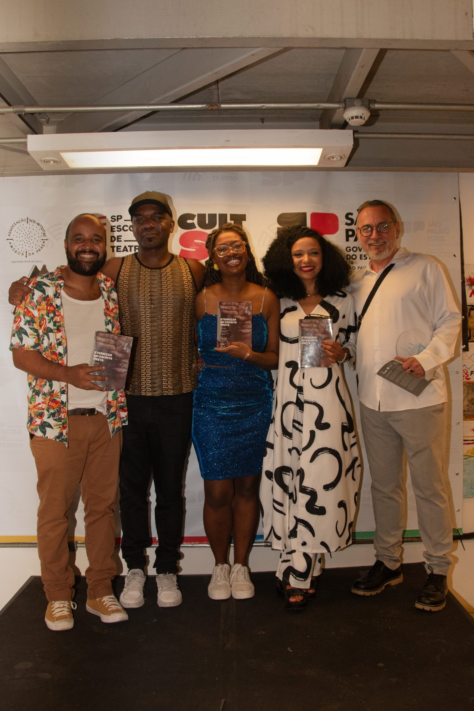 Fotografia Colorida de Apollo Faria, Daiany Pontes, Lu Varello, Ivam Cabral e Miguel Arcanjo no lançamento do livro “Eternizar em Escrita Preta”