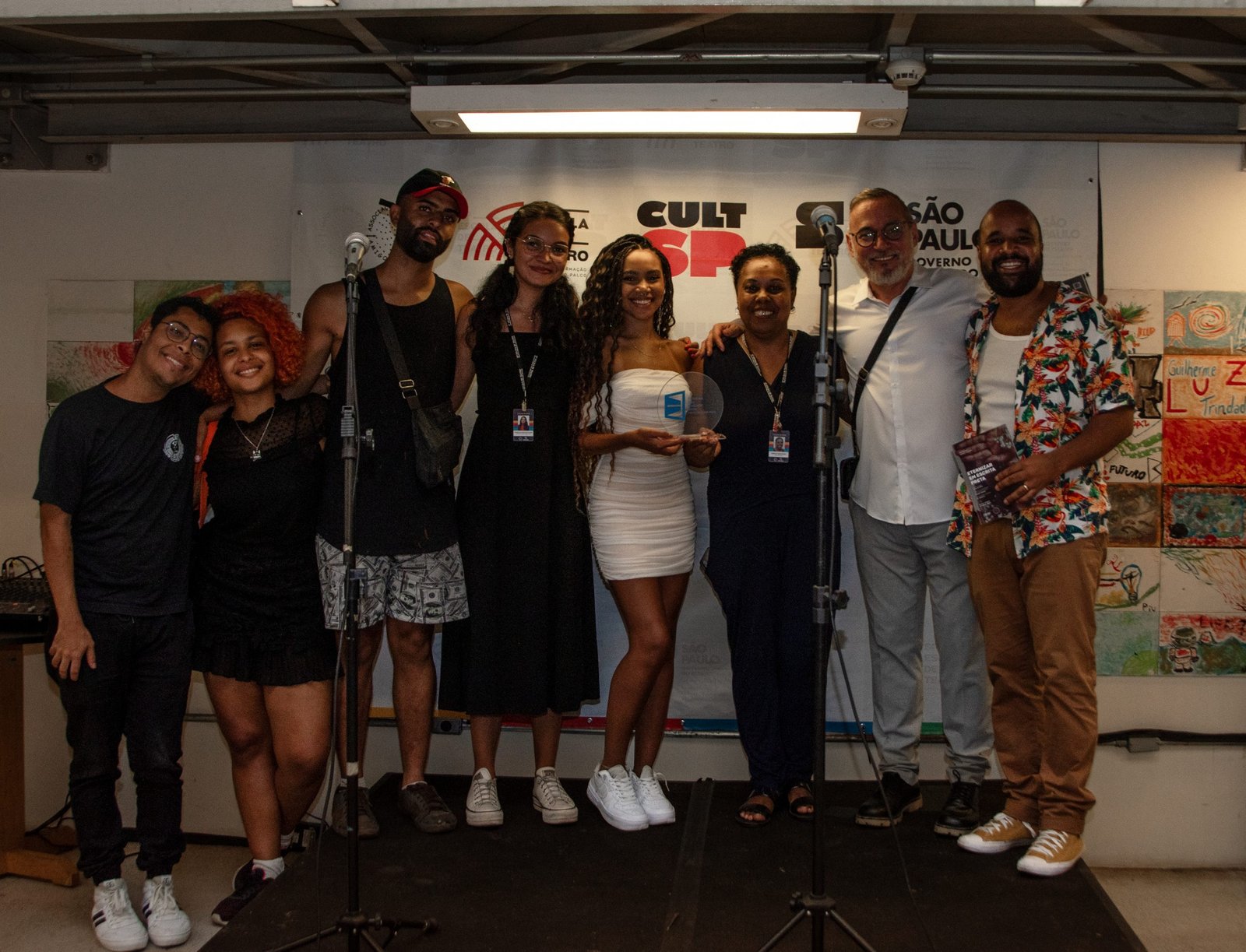 Rua Valentin, Ethieny Karen, Dennys Leite, Andressa Pereira, Solange Correia, Monica Madureiro, Ivam Cabral e Miguel Arcanjo Prado posam com o troféu do Selo Igualdade Racial 2023.