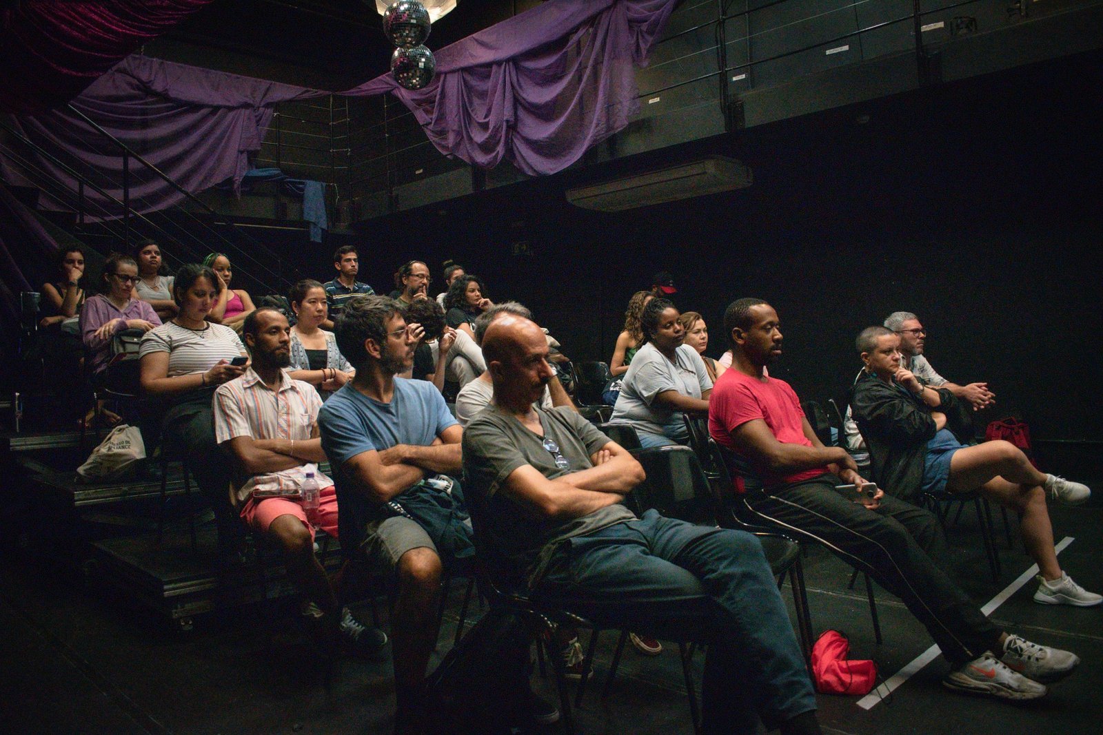 Fotografia colorida de palestra "Desafios da Acessibilidade na Indústria Criativa" com Elder Fraga, Fernanda Amaral, Herberth Vital e Marcos Abranches na Roosevelt