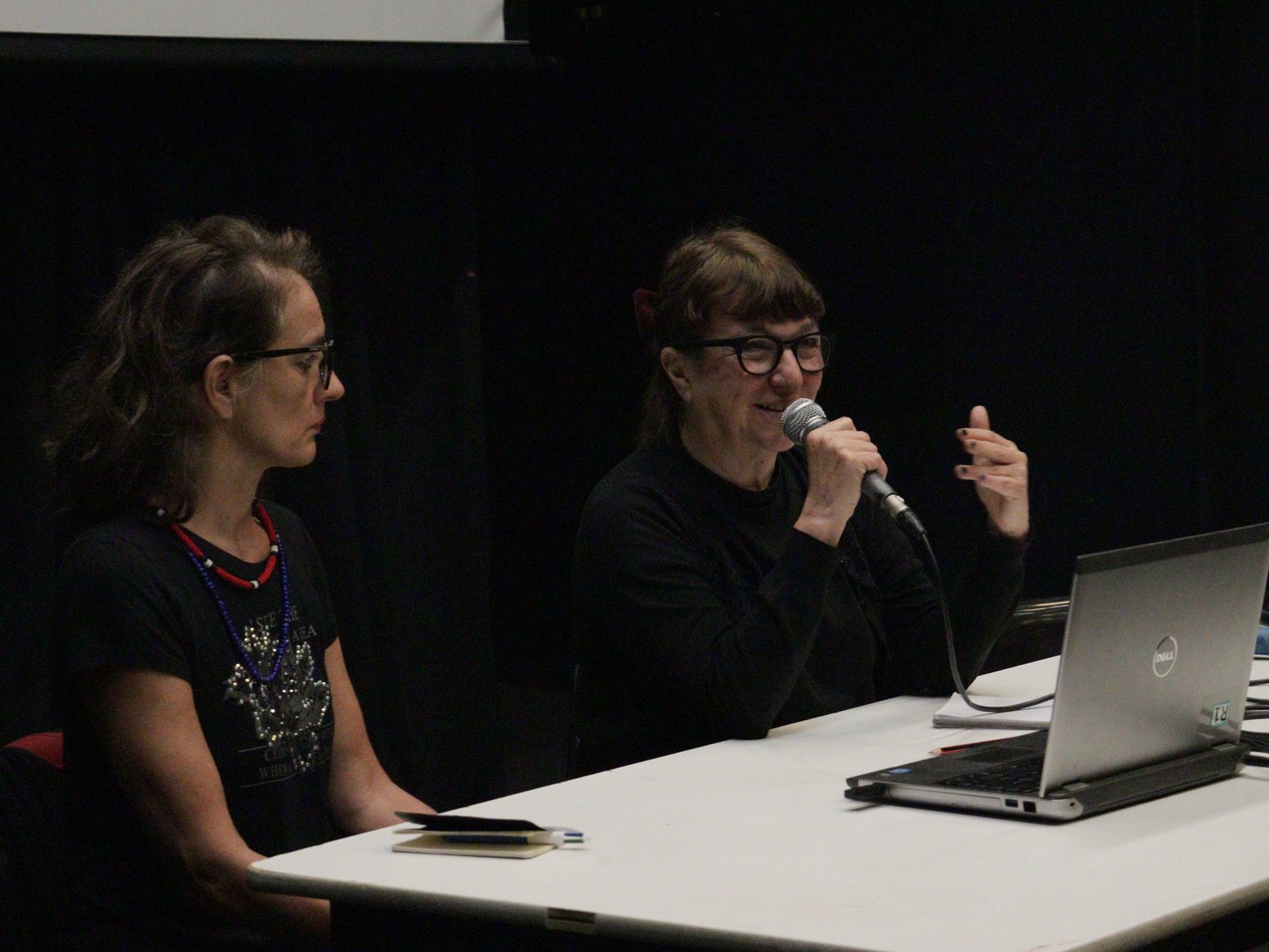 Fotografia colorida de palestra "Biodrama: A Dramaturgia do Destino" com Vivi Tellas na Roosvelt