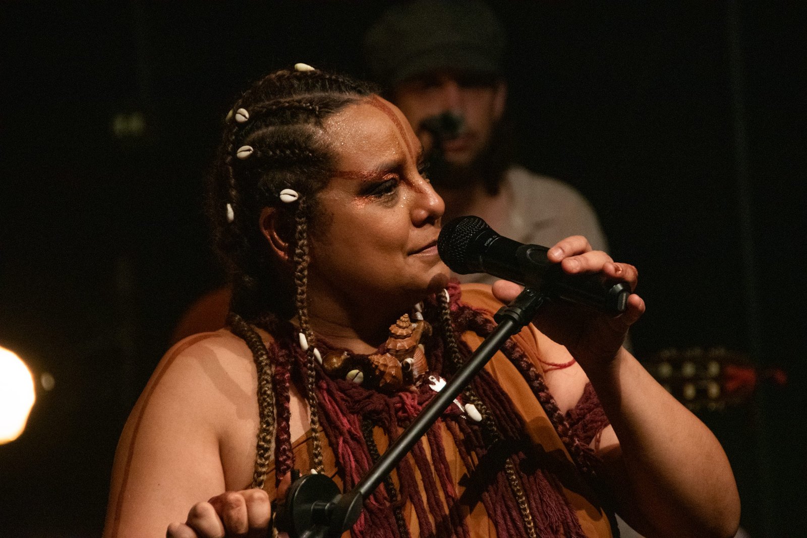 Fotografia colorida de SP Música: Show "Cantos D’alma Negra Entre Sonhos Samba e Lutas" de Tâmara David e Falange Cabocla na Roosvelt