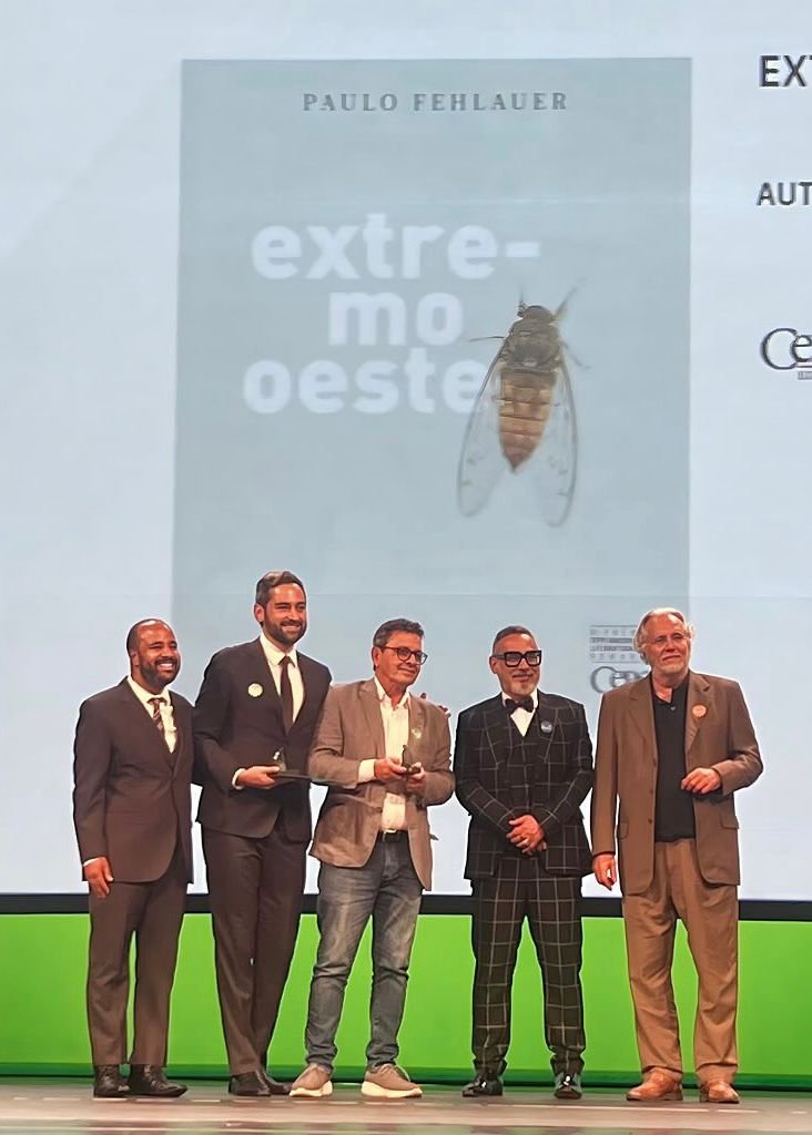 Miguel Arcanjo Prado e Ivam Cabral durante a cerimônia de premiação do Jabuti 2023.