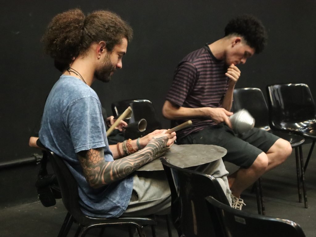 Aula da turma de Sonoplastia do módulo azul recebe Joel Carozzi da Trupe Lona Preta. (06/05/2024).