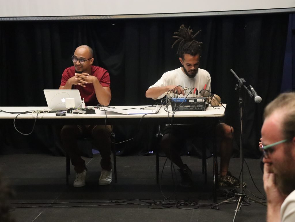 Aula da turma de Sonoplastia do módulo azul recebe Joel Carozzi da Trupe Lona Preta. (06/05/2024).