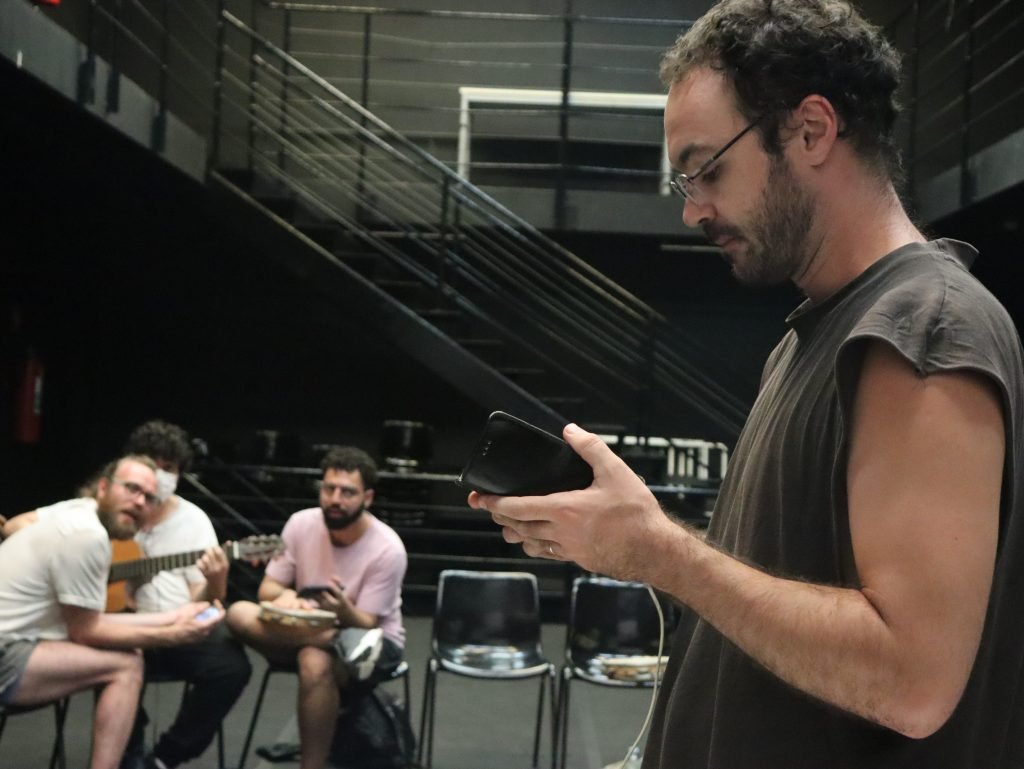 Aula da turma de Sonoplastia do módulo azul recebe Joel Carozzi da Trupe Lona Preta. (06/05/2024).