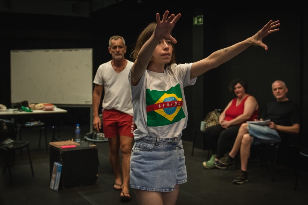 Aula final do curso de extensão "Diálogos, Psicanálise, Teatro – Língua no Divã, Língua no Palco", ministrado na SP Escola de Teatro por Sergio Zlotnic (4/5/2024). Foto: Rodrigo Reis