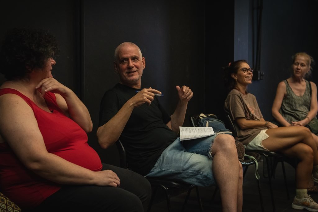 Aula final do curso de extensão "Diálogos, Psicanálise, Teatro – Língua no Divã, Língua no Palco", ministrado na SP Escola de Teatro por Sergio Zlotnic (4/5/2024). Foto: Rodrigo Reis