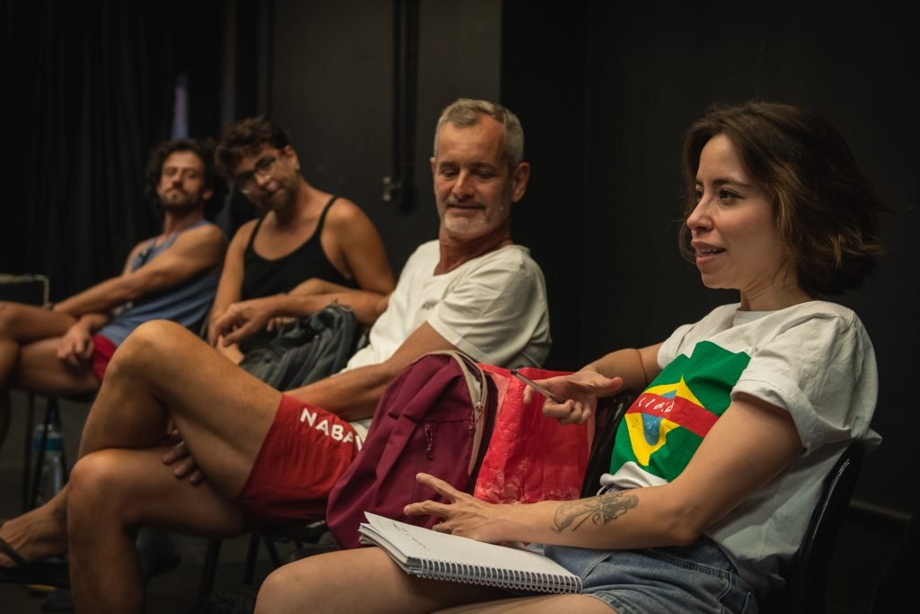 Aula final do curso de extensão "Diálogos, Psicanálise, Teatro – Língua no Divã, Língua no Palco", ministrado na SP Escola de Teatro por Sergio Zlotnic (4/5/2024). Foto: Rodrigo Reis