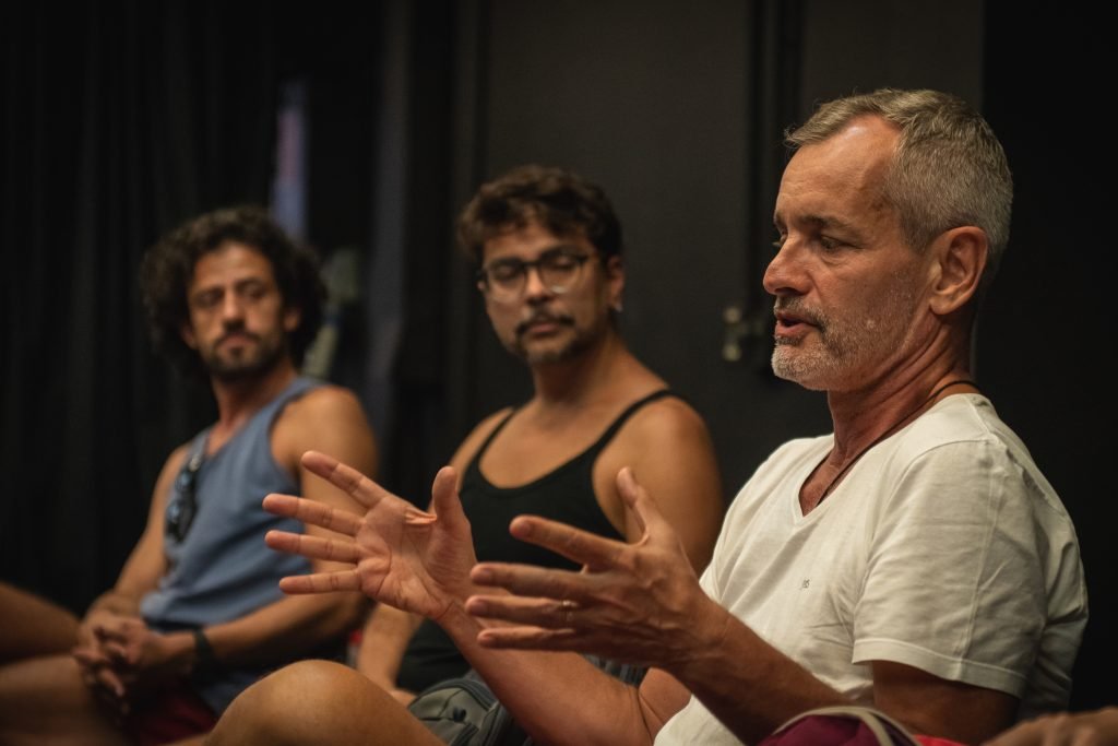 Aula final do curso de extensão "Diálogos, Psicanálise, Teatro – Língua no Divã, Língua no Palco", ministrado na SP Escola de Teatro por Sergio Zlotnic (4/5/2024). Foto: Rodrigo Reis