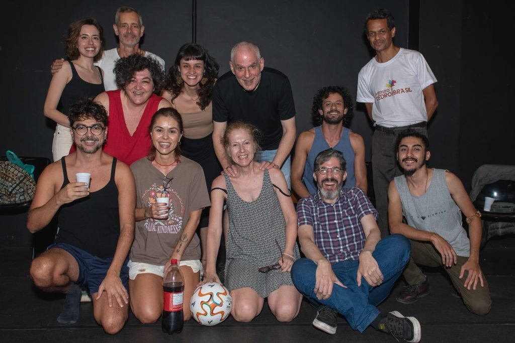 Aula final do curso de extensão "Diálogos, Psicanálise, Teatro – Língua no Divã, Língua no Palco", ministrado na SP Escola de Teatro por Sergio Zlotnic (4/5/2024). Foto: Rodrigo Reis