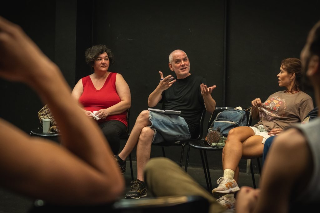 Aula final do curso de extensão "Diálogos, Psicanálise, Teatro – Língua no Divã, Língua no Palco", ministrado na SP Escola de Teatro por Sergio Zlotnic (4/5/2024). Foto: Rodrigo Reis