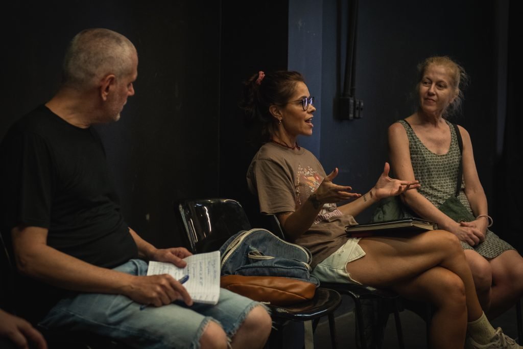 Aula final do curso de extensão "Diálogos, Psicanálise, Teatro – Língua no Divã, Língua no Palco", ministrado na SP Escola de Teatro por Sergio Zlotnic (4/5/2024). Foto: Rodrigo Reis