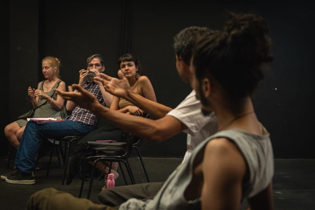 Aula final do curso de extensão "Diálogos, Psicanálise, Teatro – Língua no Divã, Língua no Palco", ministrado na SP Escola de Teatro por Sergio Zlotnic (4/5/2024). Foto: Rodrigo Reis