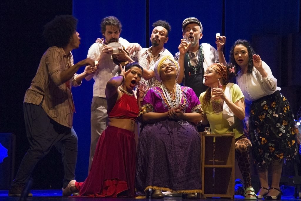 A Cia. Coisas Nossas de Teatro faz um percurso pela história do samba de São Paulo e das transformações urbanas da cidade. Foto: Barbara Campos