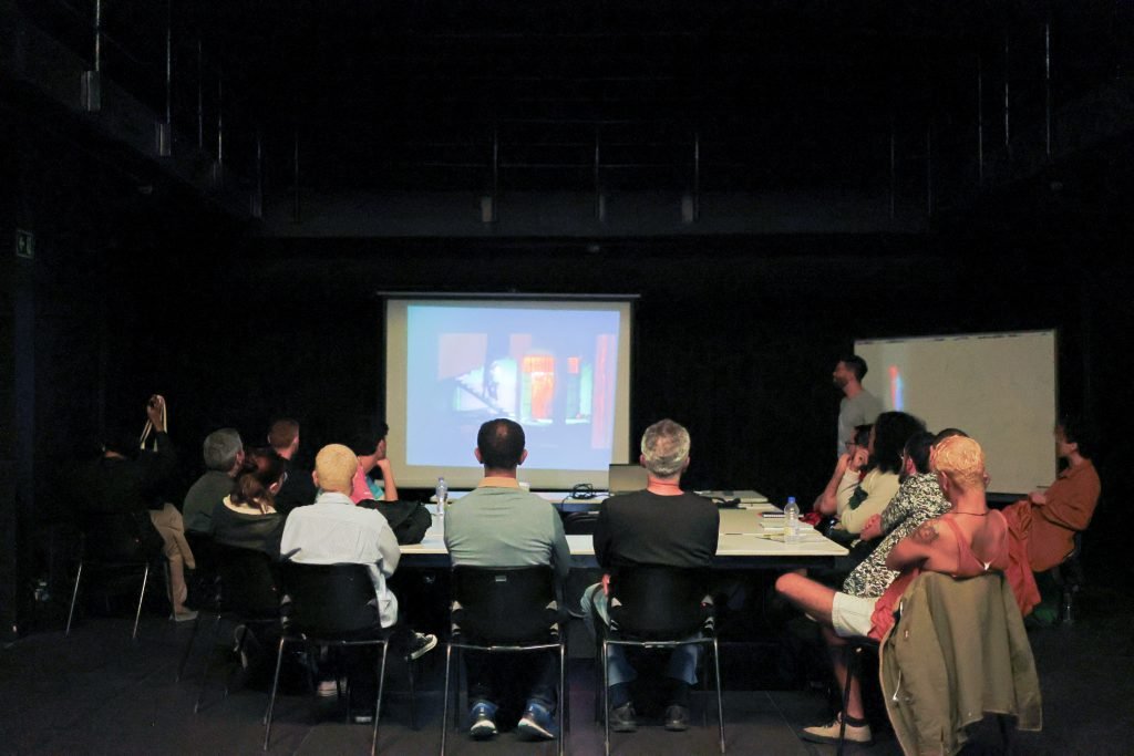 Aula de encerramento do curso Cinema Queer: A representação audiovisual, do moralismo ao orgulho LGBTQIA+, na unidade Roosevelt da SP Escola de Teatro. (06/06/2024). | Foto: Clara Silva.