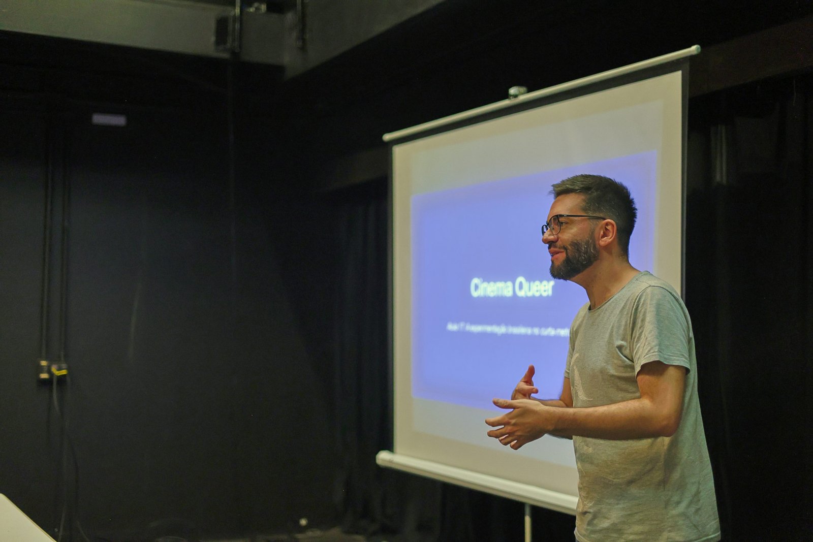 Aula de encerramento do curso Cinema Queer: A representação audiovisual, do moralismo ao orgulho LGBTQIA+, na unidade Roosevelt da SP Escola de Teatro. (06/06/2024). | Foto: Clara Silva.