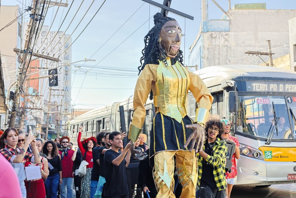 Cortejo pelas ruas do Brás com a boneca gigante feita pelos alunos de Técnicas de Palco, na sede Brás da SP Escola de Teatro. (10/06/2024). | Foto: Clara Silva.