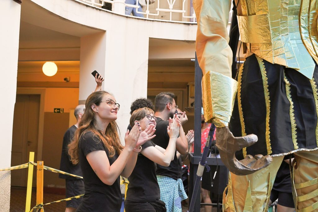 Cortejo pelas ruas do Brás com a boneca gigante feita pelos alunos de Técnicas de Palco, na sede Brás da SP Escola de Teatro. (10/06/2024). | Foto: Clara Silva.