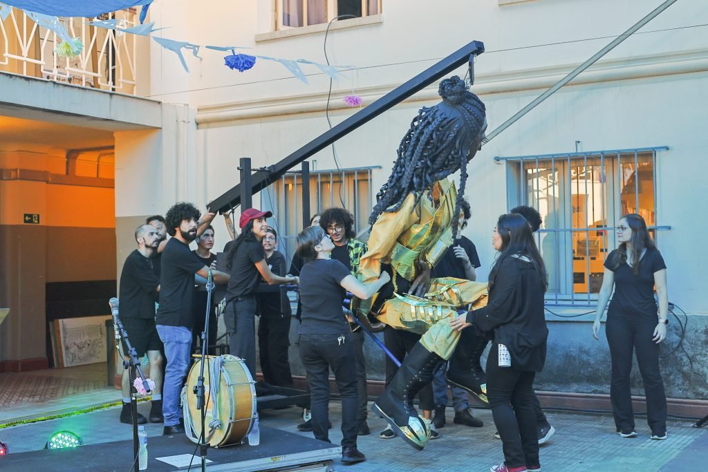 Cortejo pelas ruas do Brás com a boneca gigante feita pelos alunos de Técnicas de Palco, na sede Brás da SP Escola de Teatro. (10/06/2024). | Foto: Clara Silva.