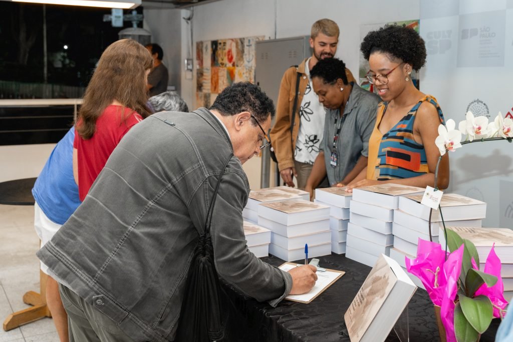 Lançamento do livro “Breves Apontamentos Sobre o Teatro Das_Nas_Pelas_Periferias”, com organização de Alexandre Mate e editoração do Selo Lucias. Na SP Escola de Teatro. (19/06/2024). | Foto por @AndreStefano