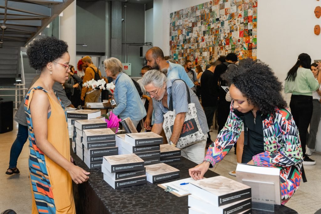 Lançamento do livro “Breves Apontamentos Sobre o Teatro Das_Nas_Pelas_Periferias”, com organização de Alexandre Mate e editoração do Selo Lucias. Na SP Escola de Teatro. (19/06/2024). | Foto por @AndreStefano