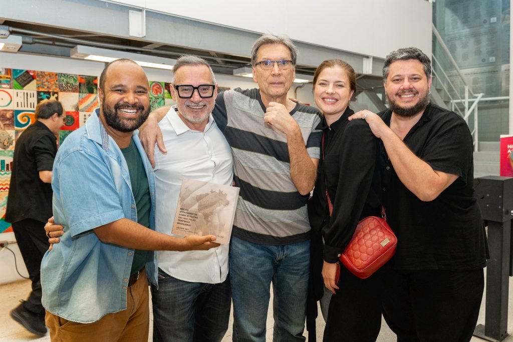 Lançamento do livro “Breves Apontamentos Sobre o Teatro Das_Nas_Pelas_Periferias”, com organização de Alexandre Mate e editoração do Selo Lucias. Na SP Escola de Teatro. (19/06/2024). | Foto por @AndreStefano