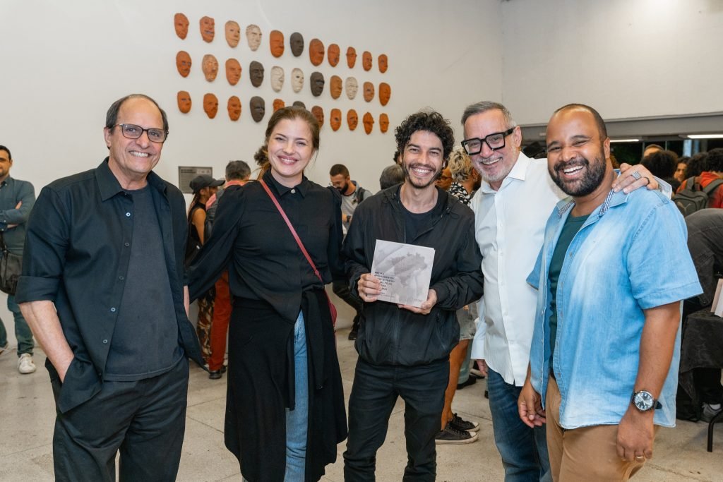 Lançamento do livro “Breves Apontamentos Sobre o Teatro Das_Nas_Pelas_Periferias”, com organização de Alexandre Mate e editoração do Selo Lucias. Na SP Escola de Teatro. (19/06/2024). | Foto por @AndreStefano