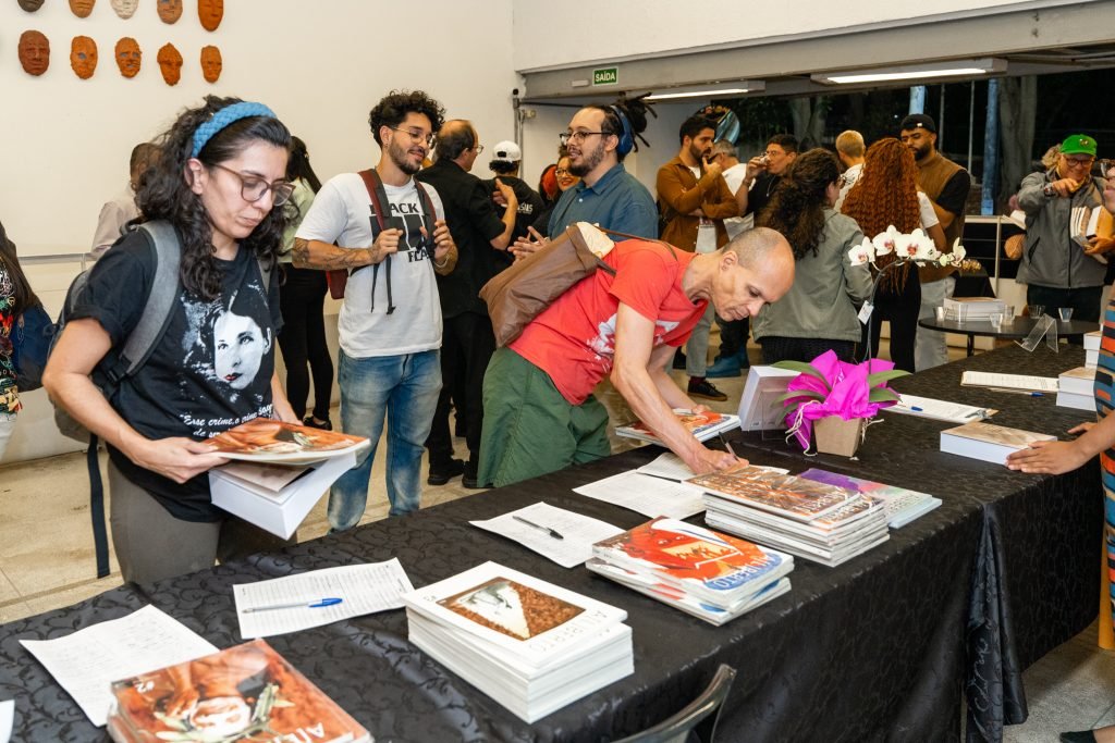 Lançamento do livro “Breves Apontamentos Sobre o Teatro Das_Nas_Pelas_Periferias”, com organização de Alexandre Mate e editoração do Selo Lucias. Na SP Escola de Teatro. (19/06/2024). | Foto por @AndreStefano