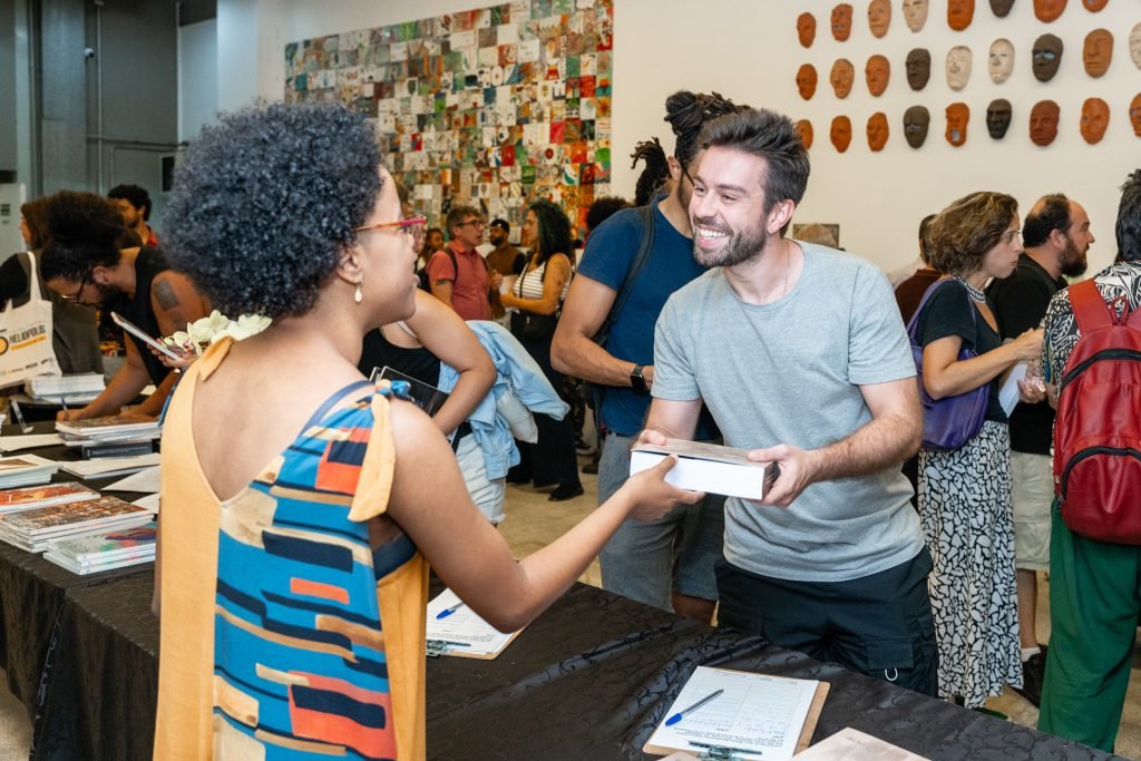 Lançamento do livro “Breves Apontamentos Sobre o Teatro Das_Nas_Pelas_Periferias”, com organização de Alexandre Mate e editoração do Selo Lucias. Na SP Escola de Teatro. (19/06/2024). | Foto por @AndreStefano