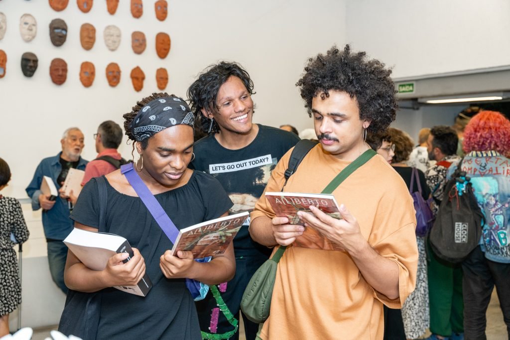 Lançamento do livro “Breves Apontamentos Sobre o Teatro Das_Nas_Pelas_Periferias”, com organização de Alexandre Mate e editoração do Selo Lucias. Na SP Escola de Teatro. (19/06/2024). | Foto por @AndreStefano