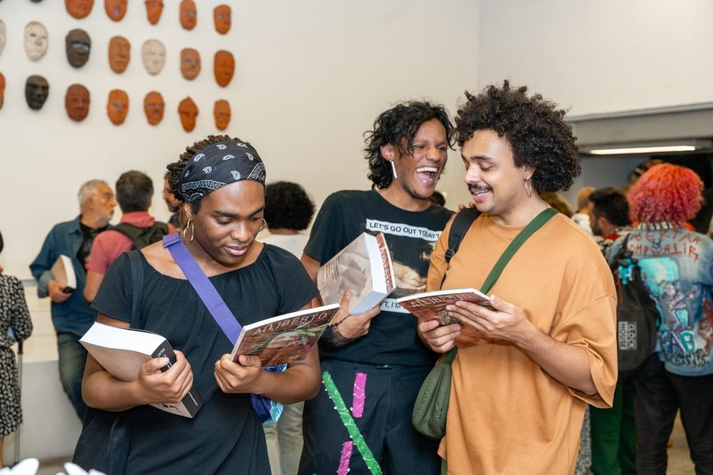 Lançamento do livro “Breves Apontamentos Sobre o Teatro Das_Nas_Pelas_Periferias”, com organização de Alexandre Mate e editoração do Selo Lucias. Na SP Escola de Teatro. (19/06/2024). | Foto por @AndreStefano