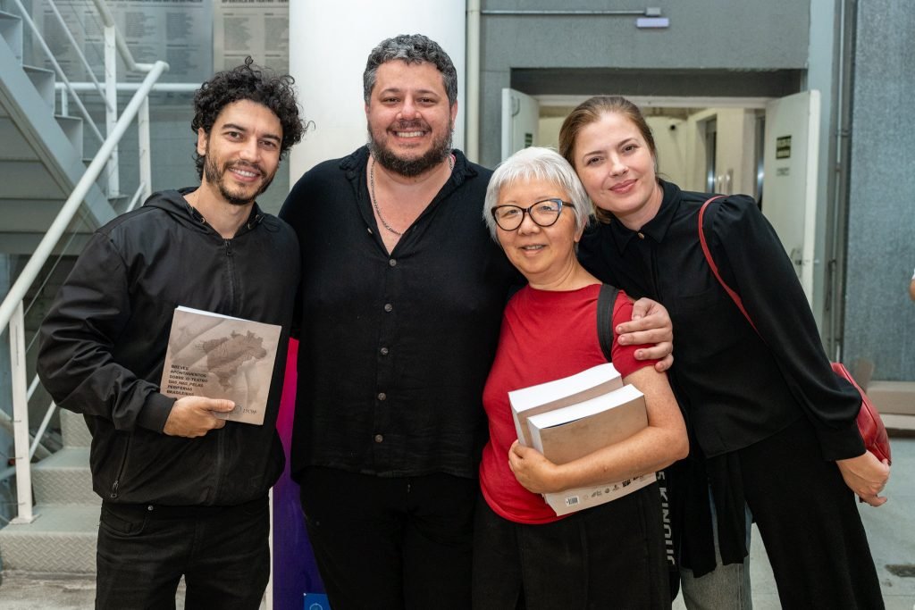 Lançamento do livro “Breves Apontamentos Sobre o Teatro Das_Nas_Pelas_Periferias”, com organização de Alexandre Mate e editoração do Selo Lucias. Na SP Escola de Teatro. (19/06/2024). | Foto por @AndreStefano