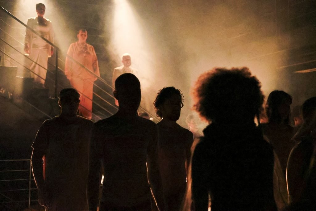 “E se sempre fosse dia”, montagem feita por alunos do módulo verde de Atuação, em cartaz na unidade Roosevelt da SP Escola de Teatro.(07/06/2024). | Foto: Clara Silva.