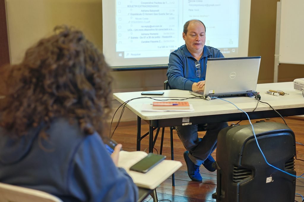 Aula de encerramento da oficina Estéticas do teatro, Crítica e Curadoria – Diálogos inflamáveis, na unidade Brás da SP Escola de Teatro. (05/06/2024). | Foto: Clara Silva.