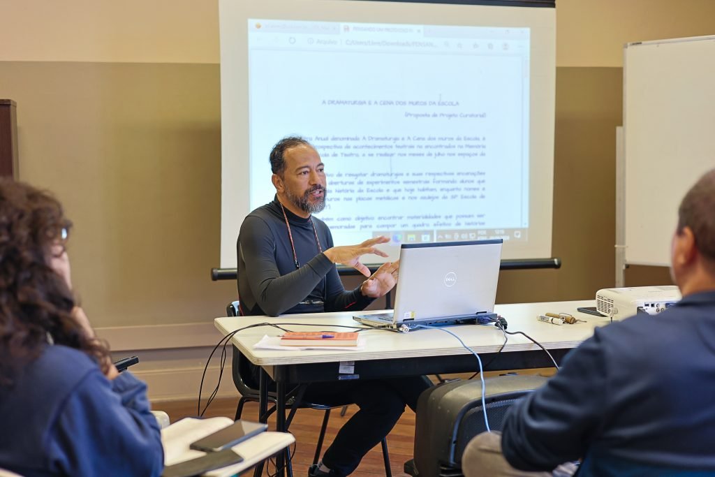 Aula de encerramento da oficina Estéticas do teatro, Crítica e Curadoria – Diálogos inflamáveis, na unidade Brás da SP Escola de Teatro. (05/06/2024). | Foto: Clara Silva.