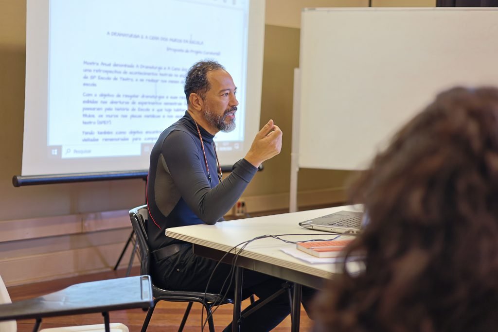 Aula de encerramento da oficina Estéticas do teatro, Crítica e Curadoria – Diálogos inflamáveis, na unidade Brás da SP Escola de Teatro. (05/06/2024). | Foto: Clara Silva.