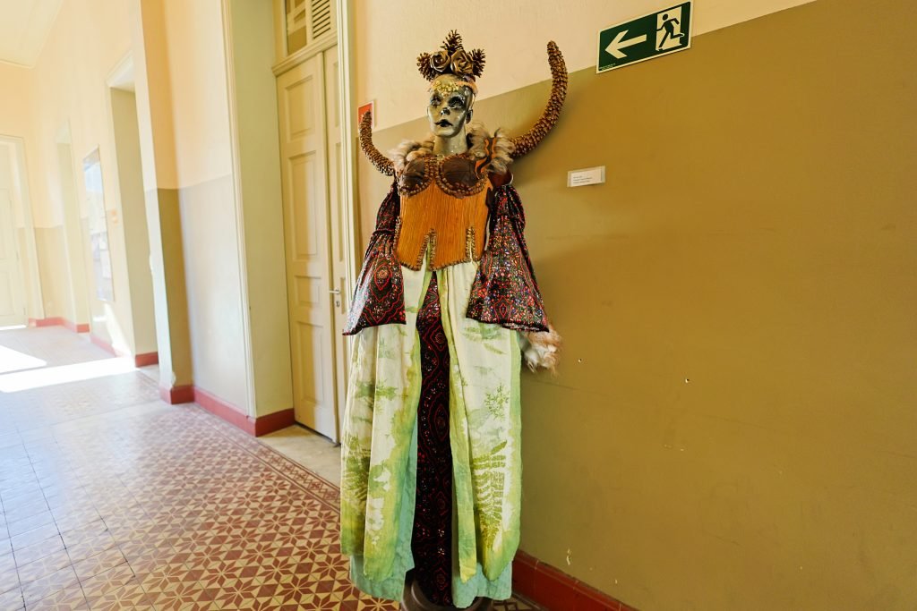 Exposição de Cenografia e Figurino durante a Juninada Sonoplástica, na sede Brás da SP Escola de Teatro. (10/06/2024). | Foto: Clara Silva.