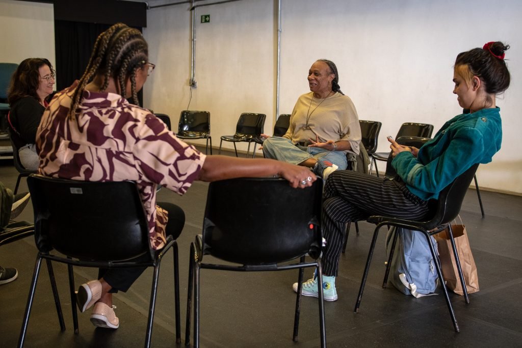 Atividade Escuta SP, com estudantes da SP Escola e Teatro e a Prof. Dra. Isildinha Baptista Nogueira, conselheira da ADAAP. (15/6/2024). | Foto: Rodrigo Reis