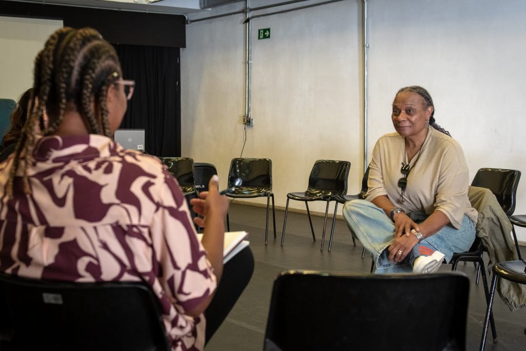 Atividade Escuta SP, com estudantes da SP Escola e Teatro e a Prof. Dra. Isildinha Baptista Nogueira, conselheira da ADAAP. (15/6/2024). | Foto: Rodrigo Reis