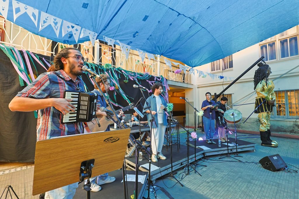 Apresentação musical da banda “Alquimistas do Forró” na Juninada Sonoplástica, na sede Brás da SP Escola de Teatro. (10/06/2024). | Foto: Clara Silva.