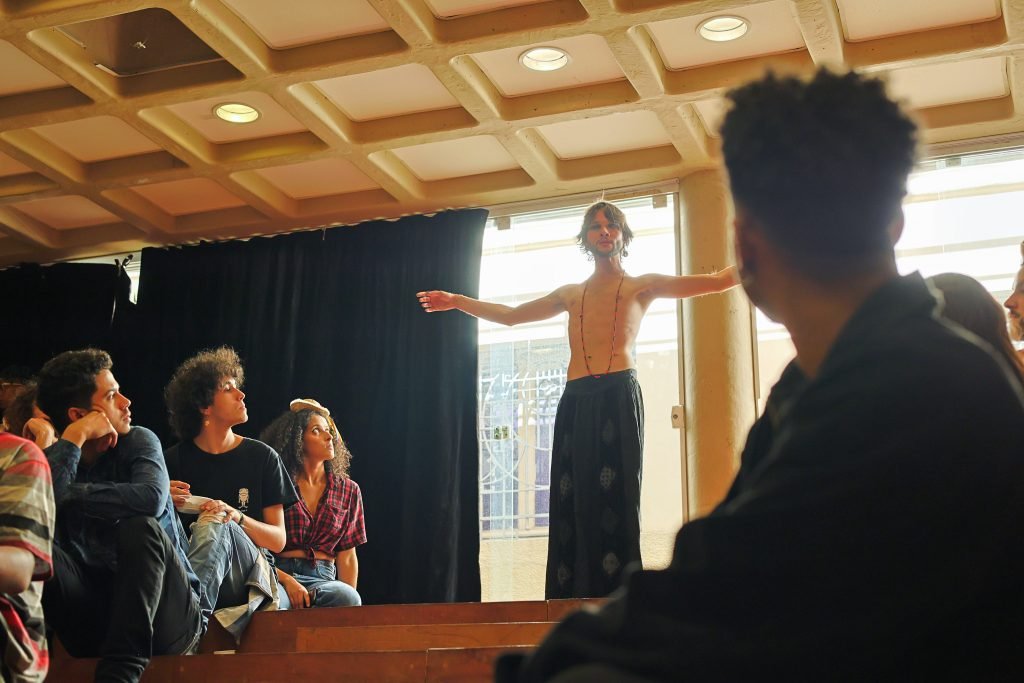 Cena “Gota D'água” apresentada durante a Juninada Sonoplástica, na sede Brás da SP Escola de Teatro. (10/06/2024). | Foto: Clara Silva.