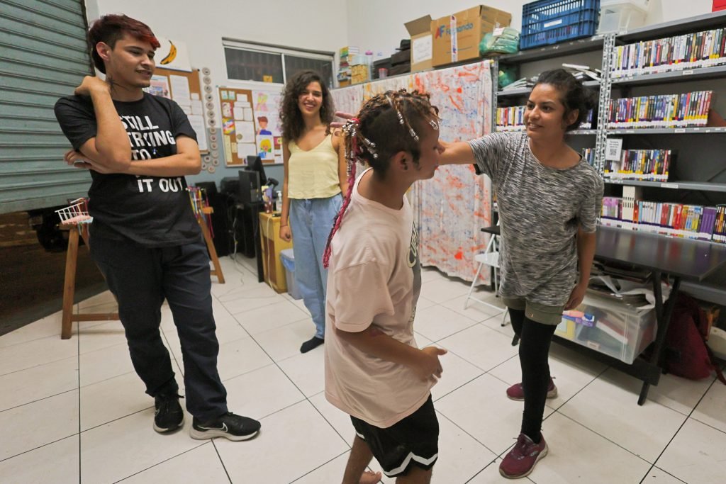 Oficina de teatro a partir da contrapartida dos alunos bolsistas do Programa Oportunidades, na Casa Um. (12/06/2024). | Foto: Clara Silva.