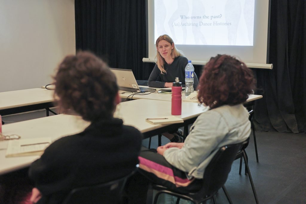 Aula inaugural da oficina “Quem é o dono do passado? (An)Arquivando Histórias de Dança” com Dra. Johanna Hörmann, na sede Roosevelt da SP Escola de Teatro. (30/7/2024). | Foto: Clara Silva/Adaap