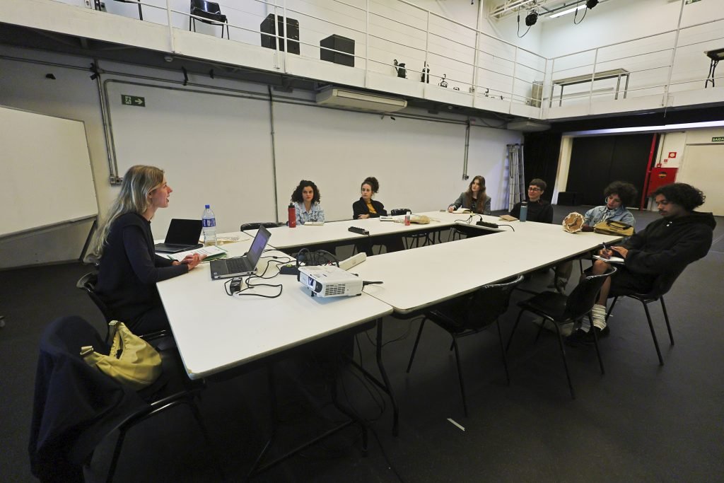 Aula inaugural da oficina “Quem é o dono do passado? (An)Arquivando Histórias de Dança” com Dra. Johanna Hörmann, na sede Roosevelt da SP Escola de Teatro. (30/7/2024). | Foto: Clara Silva/Adaap